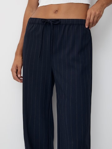 Pull&Bear Lużny krój Spodnie w kolorze niebieski