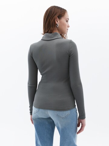 OXXO Shirt in Grey