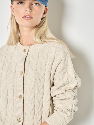 Apricot Cable Knit Button-Down Cardigan ' ' in Grau
