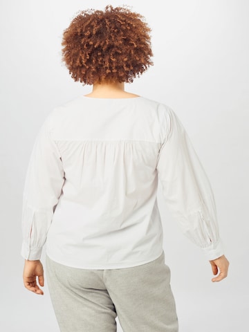 Bluză 'Geraldine' de la PIECES Curve pe alb