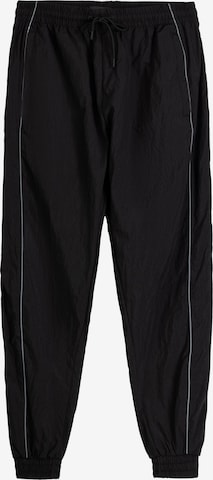 Bershka Regular Pants in Black: front