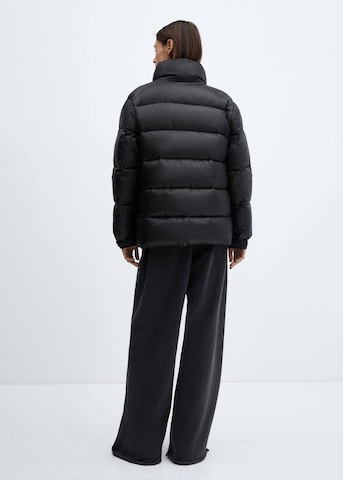 MANGO Toiminnallinen takki 'Snowy' värissä musta