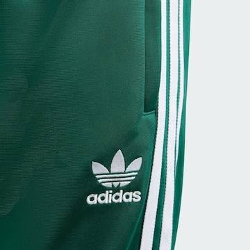 ADIDAS ORIGINALS Zwężany krój Spodnie 'Adicolor' w kolorze zielony