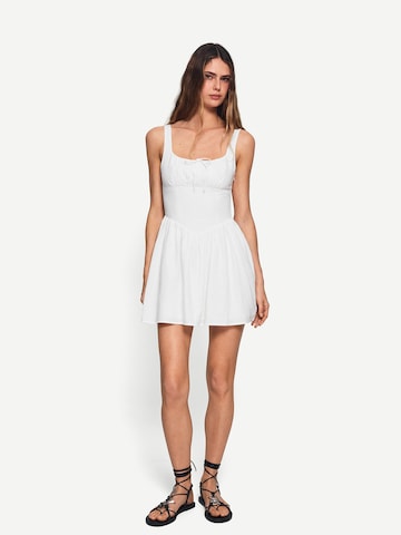 Bershka Nyári ruhák 'VESTIDO' - fehér
