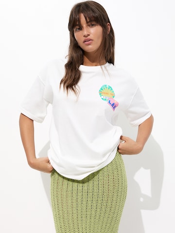 Tricou de la Pull&Bear pe alb
