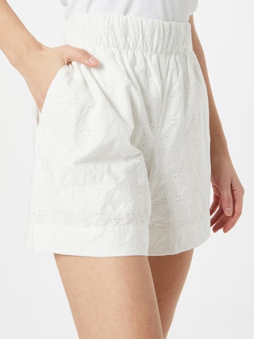 GAP Loosefit Shorts in Weiß