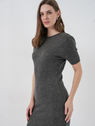 Bigdart Kootud kleit, värv hall