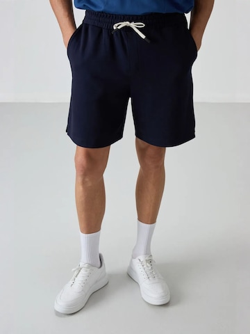 Tommy Life Shorts in Blau: Vorderseite