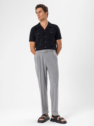 Regular Pantalon à plis Antioch en gris