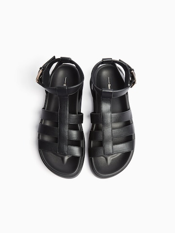Bershka Páskové sandály – černá