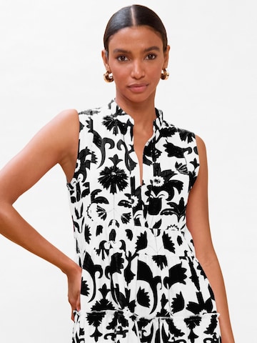 Rochie de la Lola Casademunt pe alb