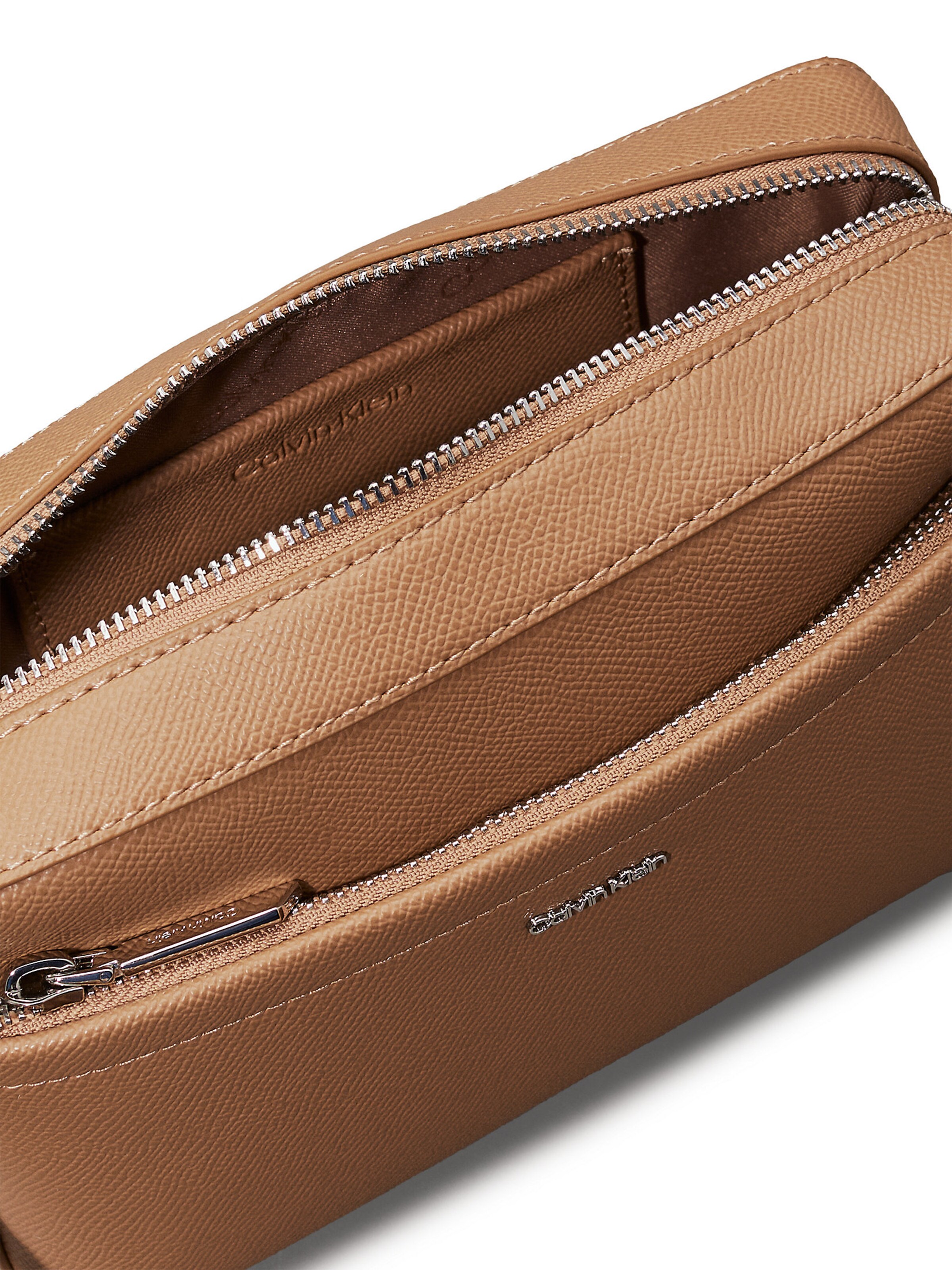 Calvin Klein Olkalaukku 'MUST' värissä ruskea