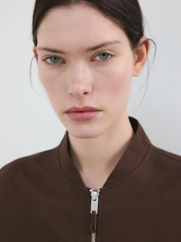 Geacă de primăvară-toamnă 'Palomita' de la MANGO pe maro