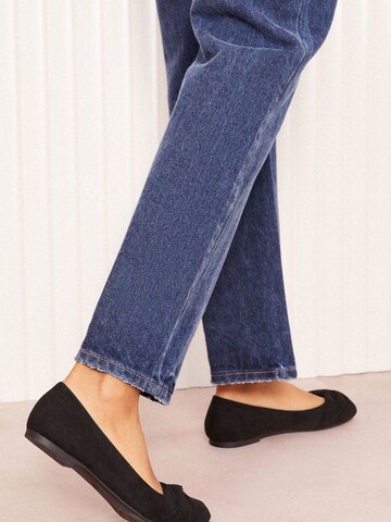 Friends Like These - Bailarina en negro