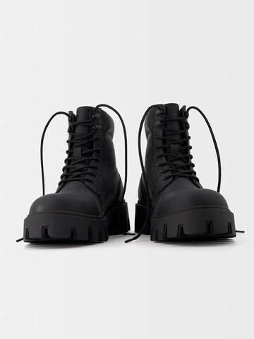 Bershka Schnürboots in Schwarz
