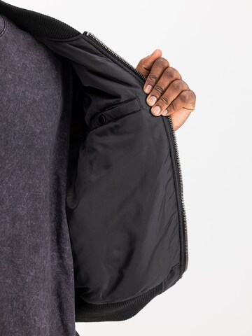 ALPHA INDUSTRIES Демисезонная куртка 'MA-1' в Черный