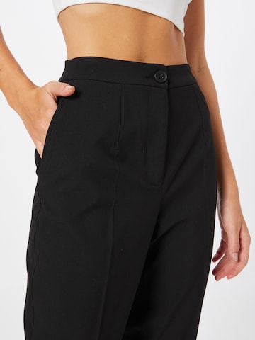 Tapered Pantaloni con piega frontale di VERO MODA in nero