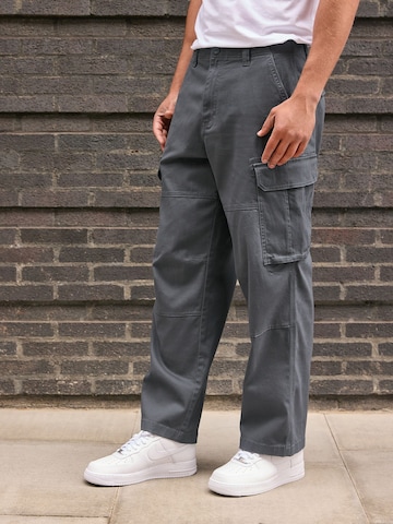 Next - Ropa ancha Pantalón cargo en gris: frente