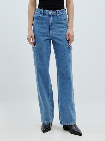 EDITED Wide leg Cargo Jeans 'Nalu' in Blue: front