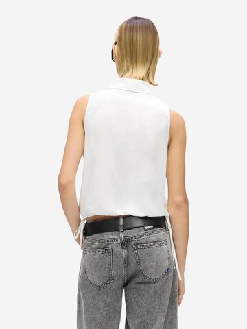 KARL LAGERFELD JEANS - Blusa 'KLJ Sleeveless Blouse B2W11020' en blanco