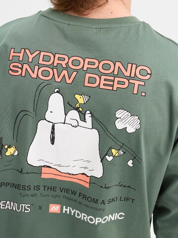 hydroponic - Camiseta 'Hydroponic x Peanuts Regular-Fit Long-Sleeve Ski Lift T-Shirt' en verde