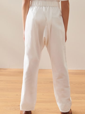 balta Next Standartinis Kelnės