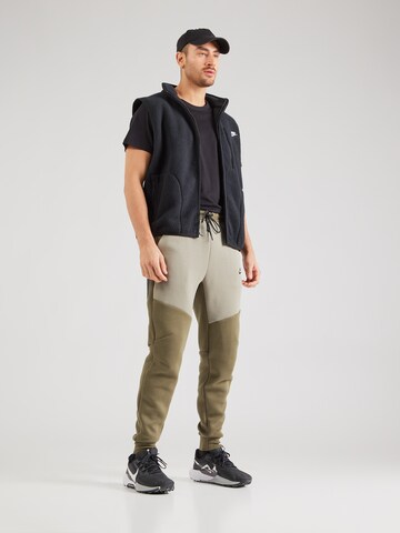Nike Sportswear Tapered Παντελόνι 'TCH FLC' σε πράσινο