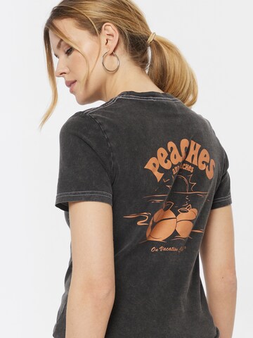 On Vacation Club T-Shirt 'Peaches and Beaches' in Schwarz