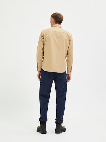 SELECTED HOMME جينز مضبوط قميص 'Rolf' بلون بيج