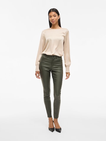 Coupe slim Pantalon 'VISarah' VILA en vert