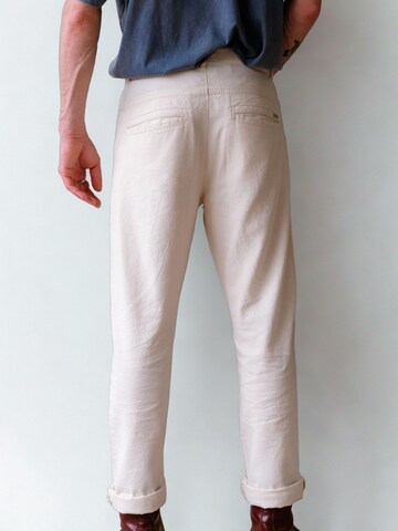 Seek 'n Hide Regular Chino trousers in White