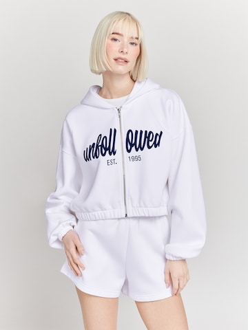 Veste de survêtement 'OG ZIPPER' UNFOLLOWED x ABOUT YOU en blanc : devant