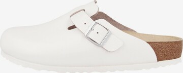 BIRKENSTOCK Puukengät & Crocs-jalkineet 'Boston' värissä valkoinen