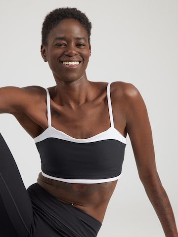 Abercrombie & Fitch Õlapaelteta topp Spordirinnahoidja 'SCULPTLUX SWEETHEART', värv must: eest vaates