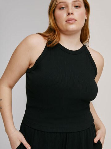 A LOT LESS Top 'Vicky' in Schwarz: Vorderseite