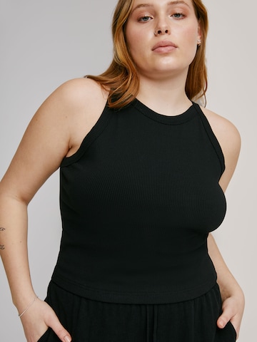 A LOT LESS Top 'Vicky' in Black: front
