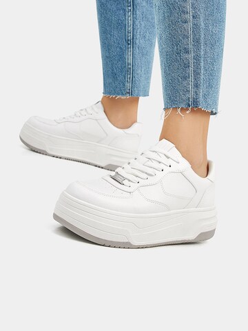 Pull&Bear Låg sneaker i vit