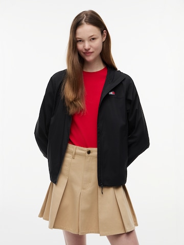 Tommy Jeans Демисезонная куртка 'Tommy Badge Ripstop Slim' в Черный: спереди