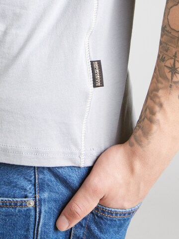 Tricou 'S-AYLMER' de la NAPAPIJRI pe albastru