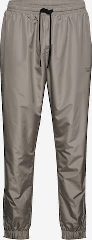 HALO Tapered Broek in Grijs: voorkant