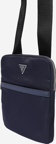 GUESS Чанта за през рамо тип преметка 'CERTOSA' в синьо