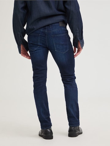 GUESS Slimfit Jeans 'Finnley' in Blau