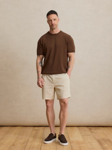 DAN FOX APPAREL Футболка 'Matteo' в Коричневый