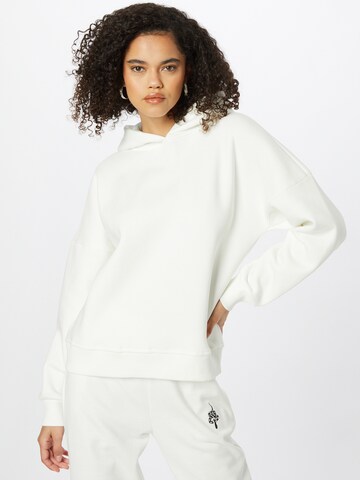 Sweat-shirt 'Alessia' ABOUT YOU x INNA en blanc : devant