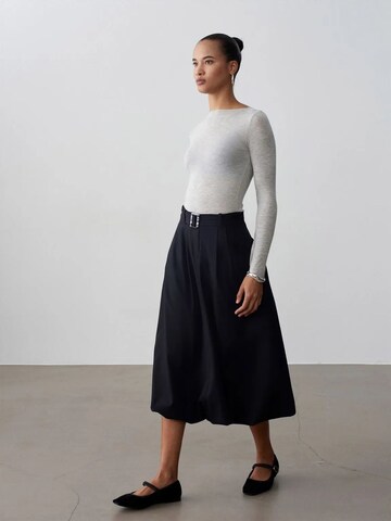 Dilvin Skirt in Black: front