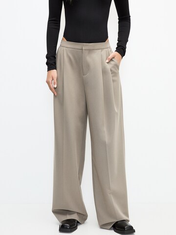 Wide leg Pantaloni cutați de la Pull&Bear pe bej: față