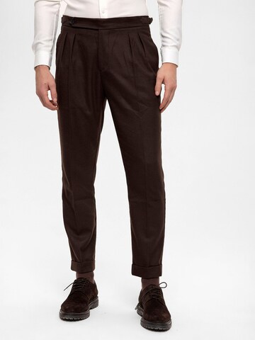 regular Pantaloni con pieghe di Antioch in marrone: frontale