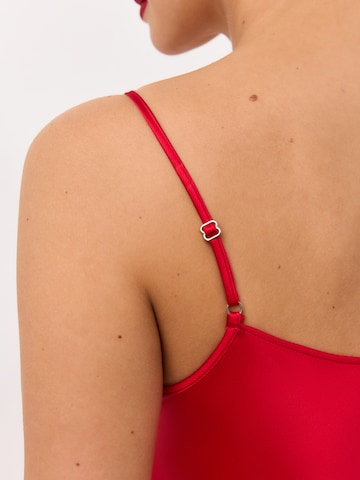 Robe 'Midi satin slip dress 'Majestic'' Serena Silueta en rouge