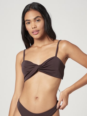 A LOT LESS - Bandeau Top de biquíni 'Felice' em castanho: frente