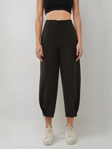 Hiccup Tapered Hose in Schwarz: Vorderseite